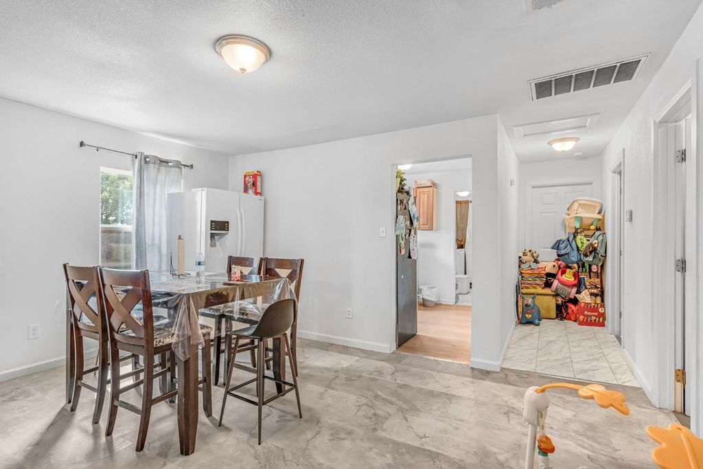 Image 13 of property listing at 1130 E Cleveland Avenue, Madera, CA 93638