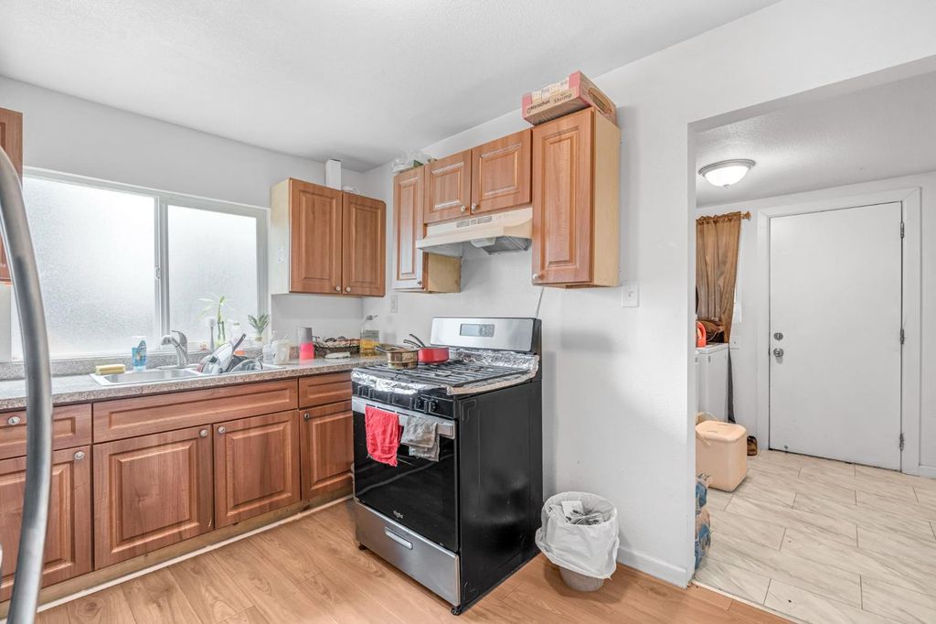 Image 15 of property listing at 1130 E Cleveland Avenue, Madera, CA 93638