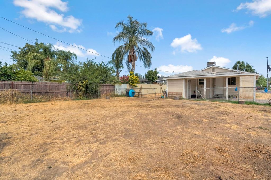 Image 27 of property listing at 1130 E Cleveland Avenue, Madera, CA 93638
