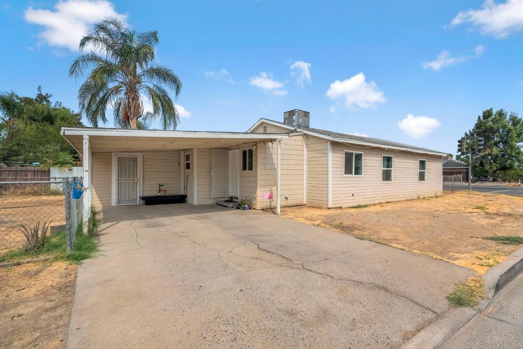 Image 7 of property listing at 1130 E Cleveland Avenue, Madera, CA 93638