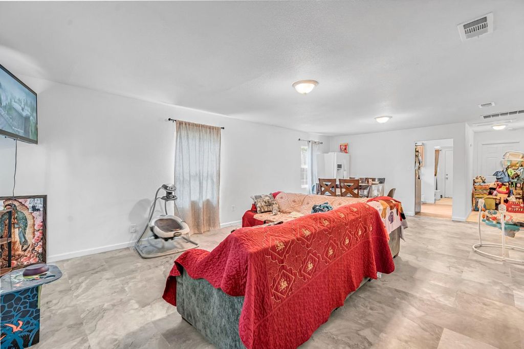 Image 9 of property listing at 1130 E Cleveland Avenue, Madera, CA 93638