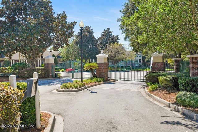 7800 POINT MEADOWS Drive 631, Jacksonville, FL 32256