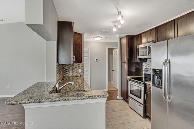 7800 POINT MEADOWS Drive 631, Jacksonville, FL 32256