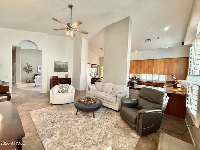 208 E SOUTH FORK Drive, Phoenix, AZ 85048
