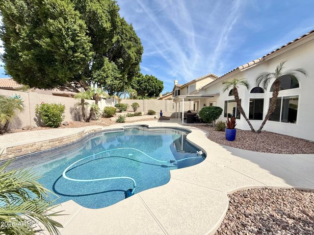 208 E SOUTH FORK Drive, Phoenix, AZ 85048