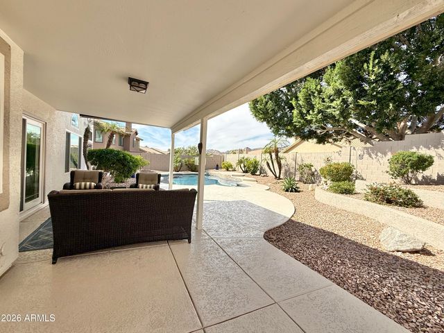 208 E SOUTH FORK Drive, Phoenix, AZ 85048