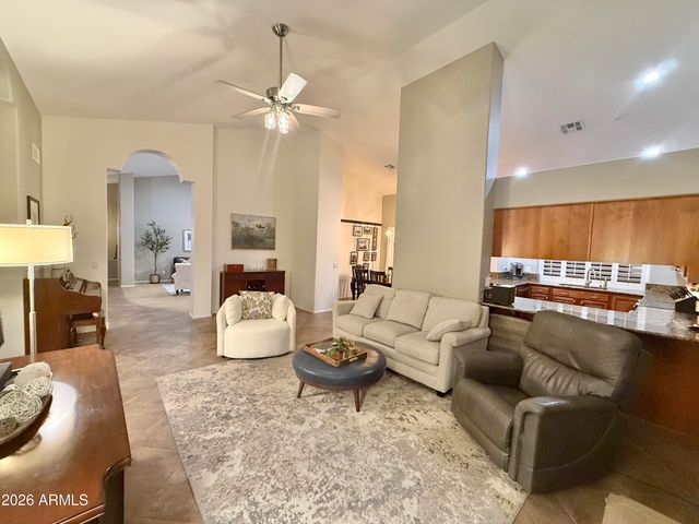 208 E SOUTH FORK Drive, Phoenix, AZ 85048