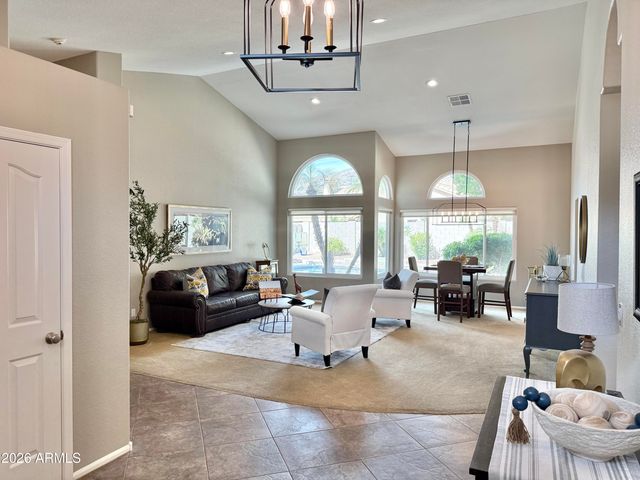 208 E SOUTH FORK Drive, Phoenix, AZ 85048