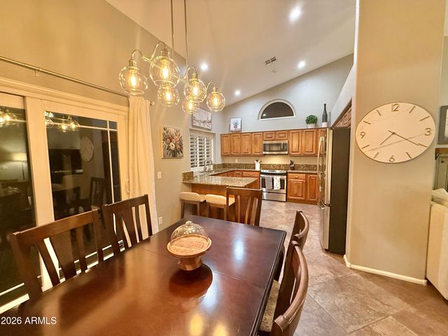 208 E SOUTH FORK Drive, Phoenix, AZ 85048