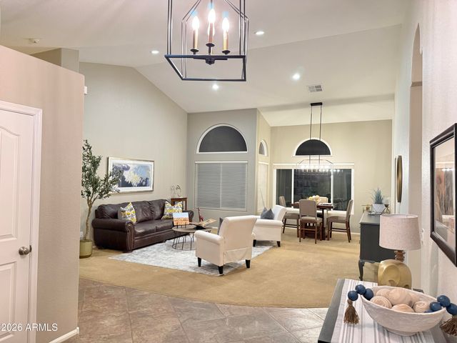 208 E SOUTH FORK Drive, Phoenix, AZ 85048