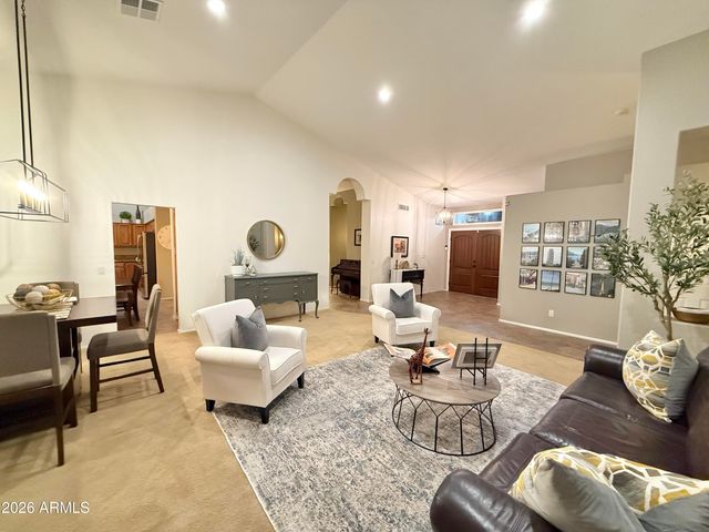 208 E SOUTH FORK Drive, Phoenix, AZ 85048