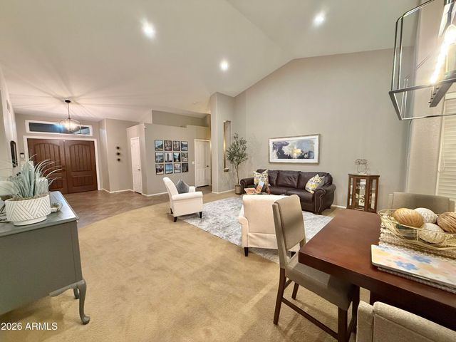 208 E SOUTH FORK Drive, Phoenix, AZ 85048