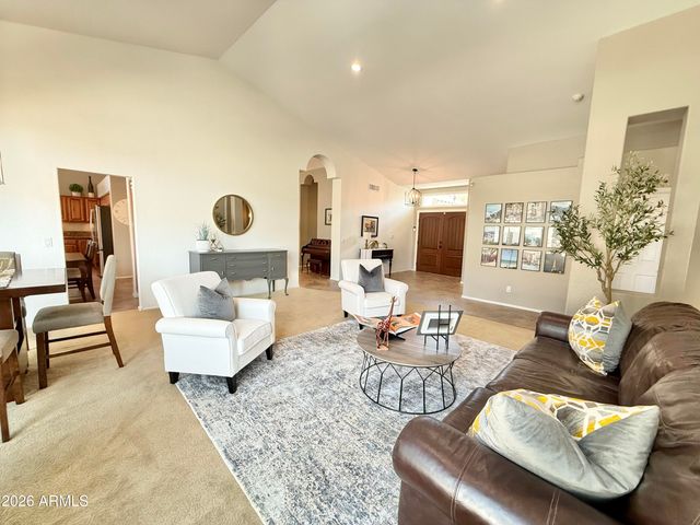 208 E SOUTH FORK Drive, Phoenix, AZ 85048