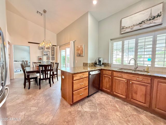 208 E SOUTH FORK Drive, Phoenix, AZ 85048