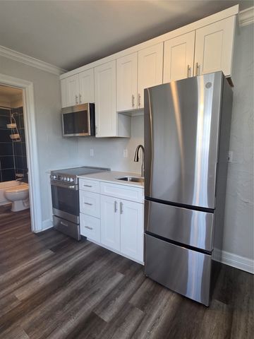 2740 Burlington, Dallas, TX 75211