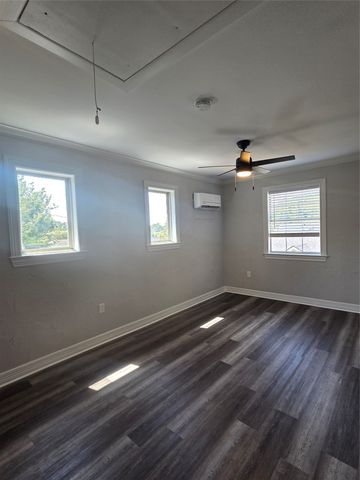 2740 Burlington, Dallas, TX 75211
