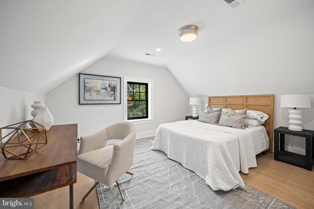 2602 36TH PL NW, Washington, DC 20007