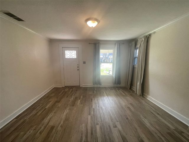 3320 W 5th Street, Fort Worth, TX 76107