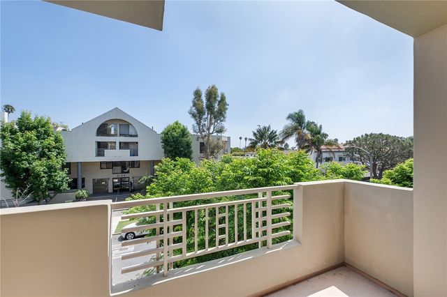 2125 S Bentley Ave 101, Los Angeles, CA 90025