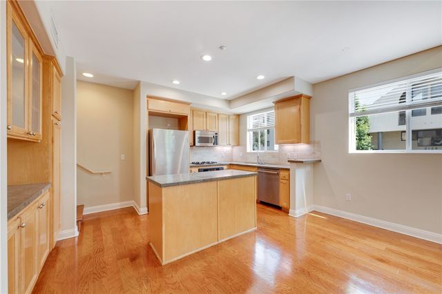 2125 S Bentley Ave 101, Los Angeles, CA 90025
