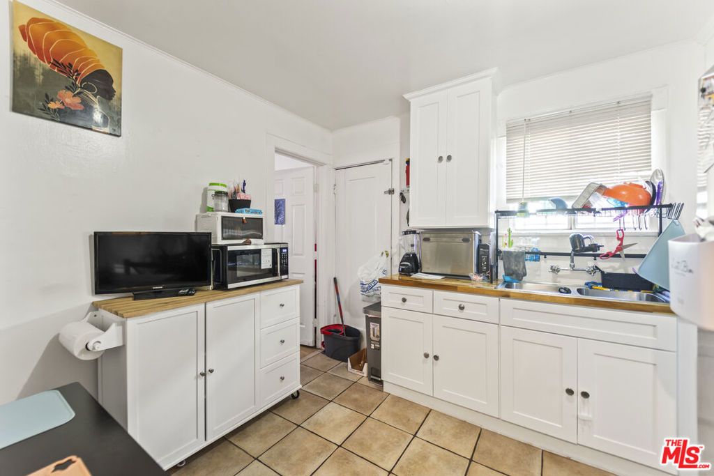Image 10 of property listing at 1253 E 76th Place, Los Angeles, CA 90001