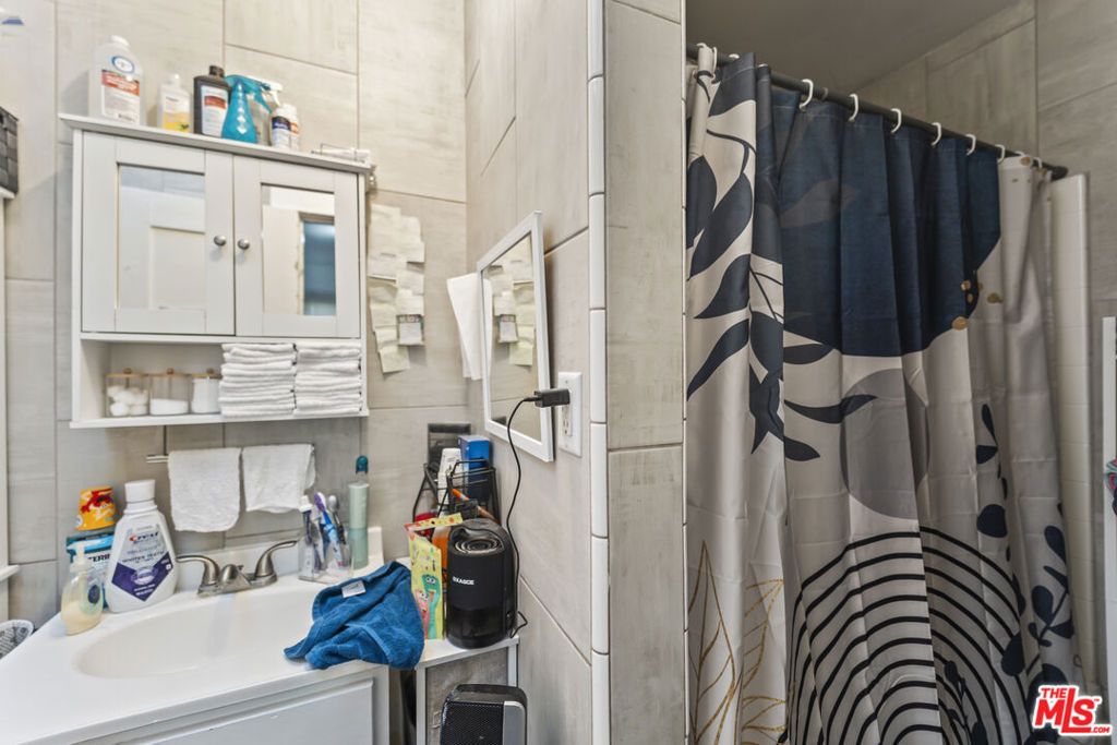 Image 12 of property listing at 1253 E 76th Place, Los Angeles, CA 90001