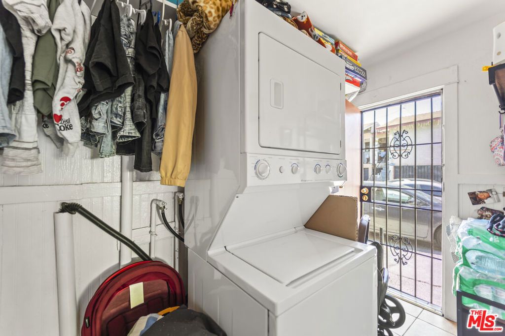 Image 15 of property listing at 1253 E 76th Place, Los Angeles, CA 90001