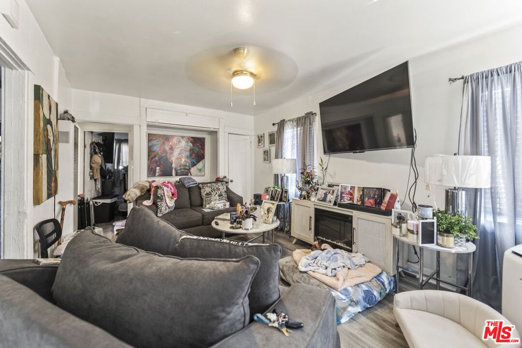 Image 16 of property listing at 1253 E 76th Place, Los Angeles, CA 90001