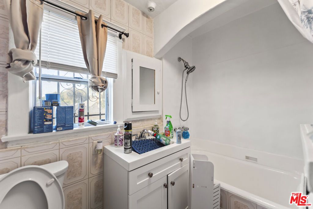 Image 18 of property listing at 1253 E 76th Place, Los Angeles, CA 90001