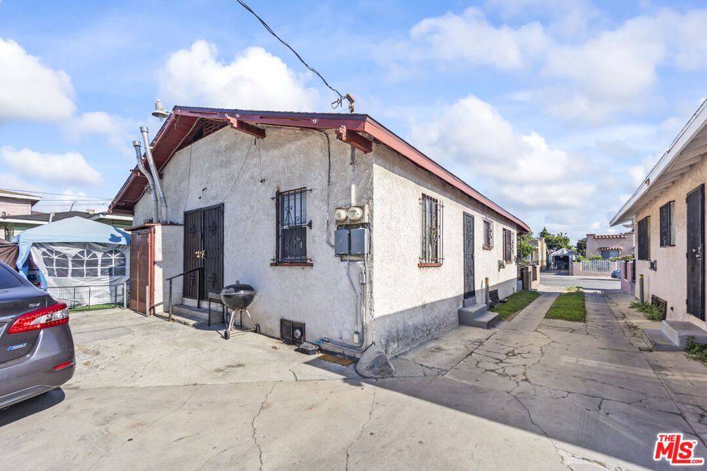 Image 23 of property listing at 1253 E 76th Place, Los Angeles, CA 90001