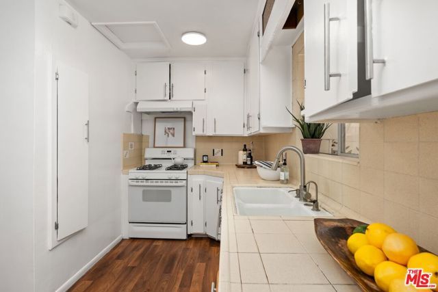 7535 Etiwanda Avenue, Los Angeles, CA 91335
