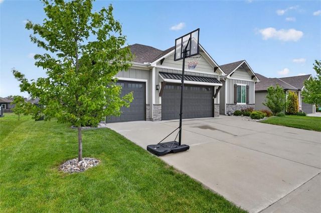 227 SW Eagles Ridge Drive, Blue Springs, MO 64014