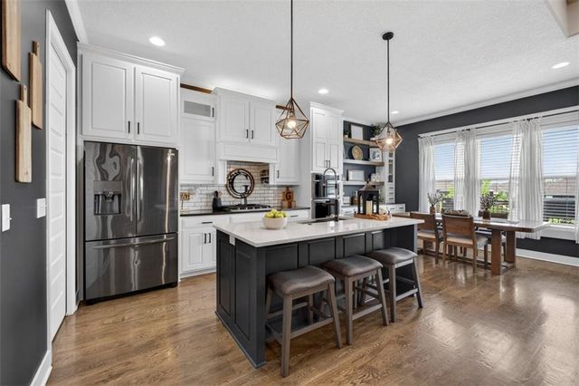 227 SW Eagles Ridge Drive, Blue Springs, MO 64014