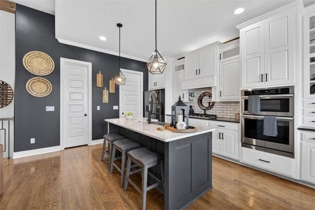 227 SW Eagles Ridge Drive, Blue Springs, MO 64014