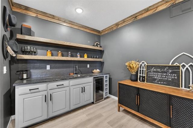 227 SW Eagles Ridge Drive, Blue Springs, MO 64014