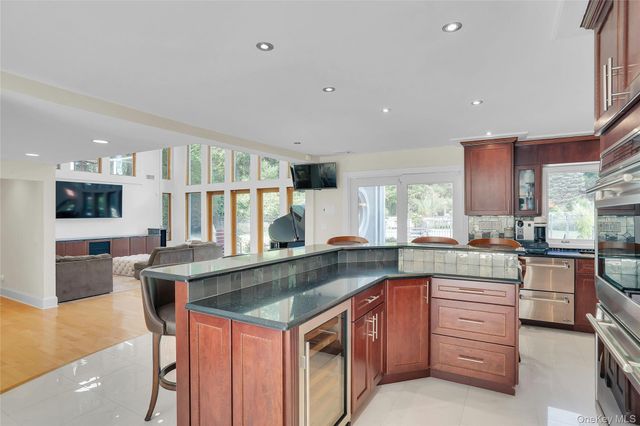 25 Oriole Way, Dix Hills, NY 11746