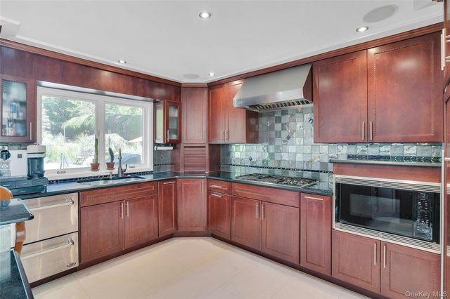 25 Oriole Way, Dix Hills, NY 11746