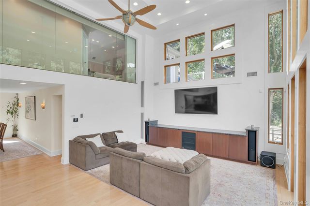 25 Oriole Way, Dix Hills, NY 11746