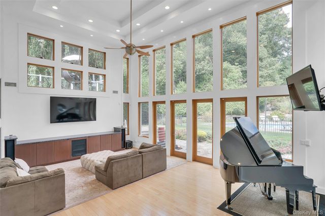 25 Oriole Way, Dix Hills, NY 11746