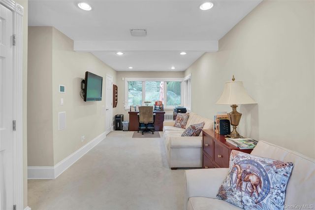 25 Oriole Way, Dix Hills, NY 11746