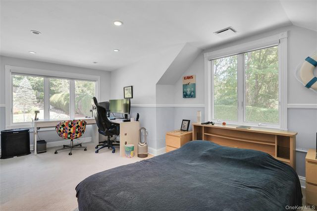 25 Oriole Way, Dix Hills, NY 11746