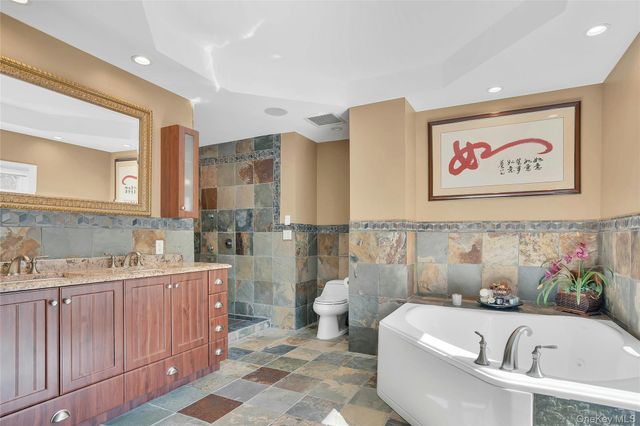 25 Oriole Way, Dix Hills, NY 11746