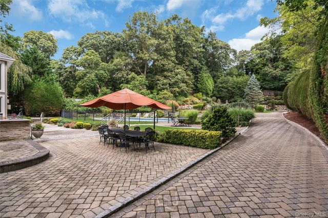 25 Oriole Way, Dix Hills, NY 11746