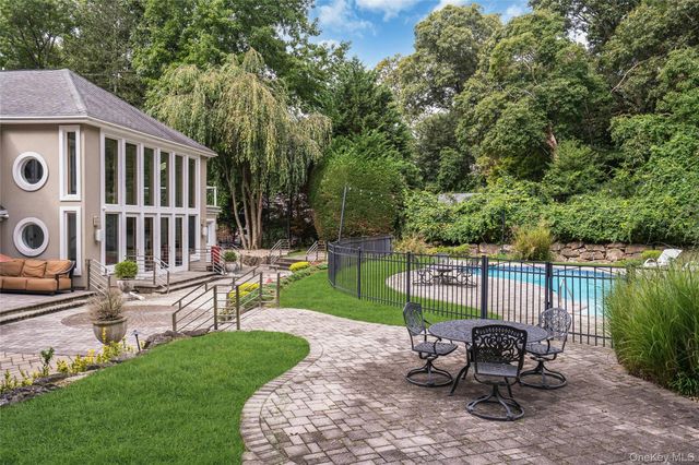 25 Oriole Way, Dix Hills, NY 11746