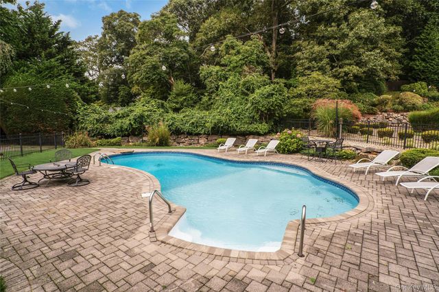 25 Oriole Way, Dix Hills, NY 11746