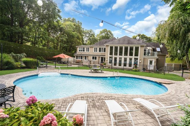 25 Oriole Way, Dix Hills, NY 11746