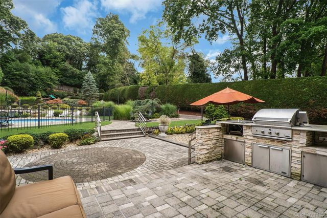 25 Oriole Way, Dix Hills, NY 11746