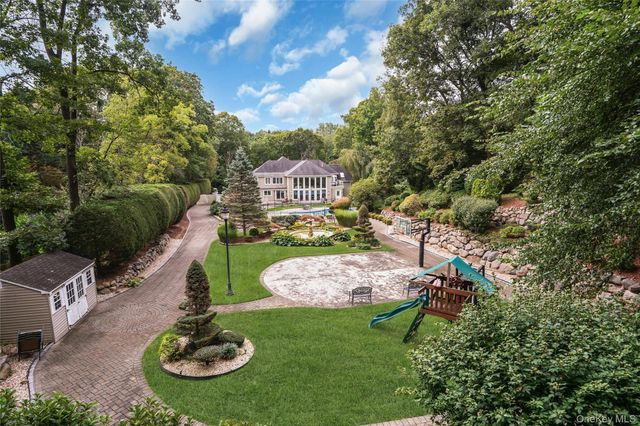 25 Oriole Way, Dix Hills, NY 11746