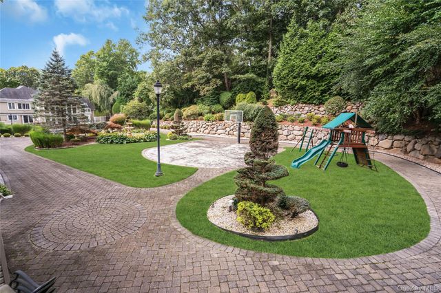 25 Oriole Way, Dix Hills, NY 11746