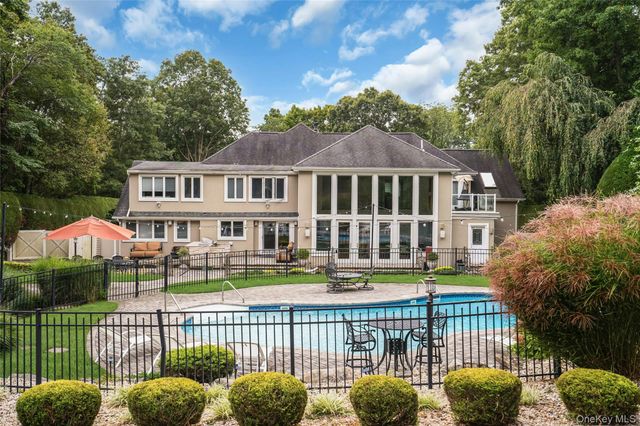 25 Oriole Way, Dix Hills, NY 11746